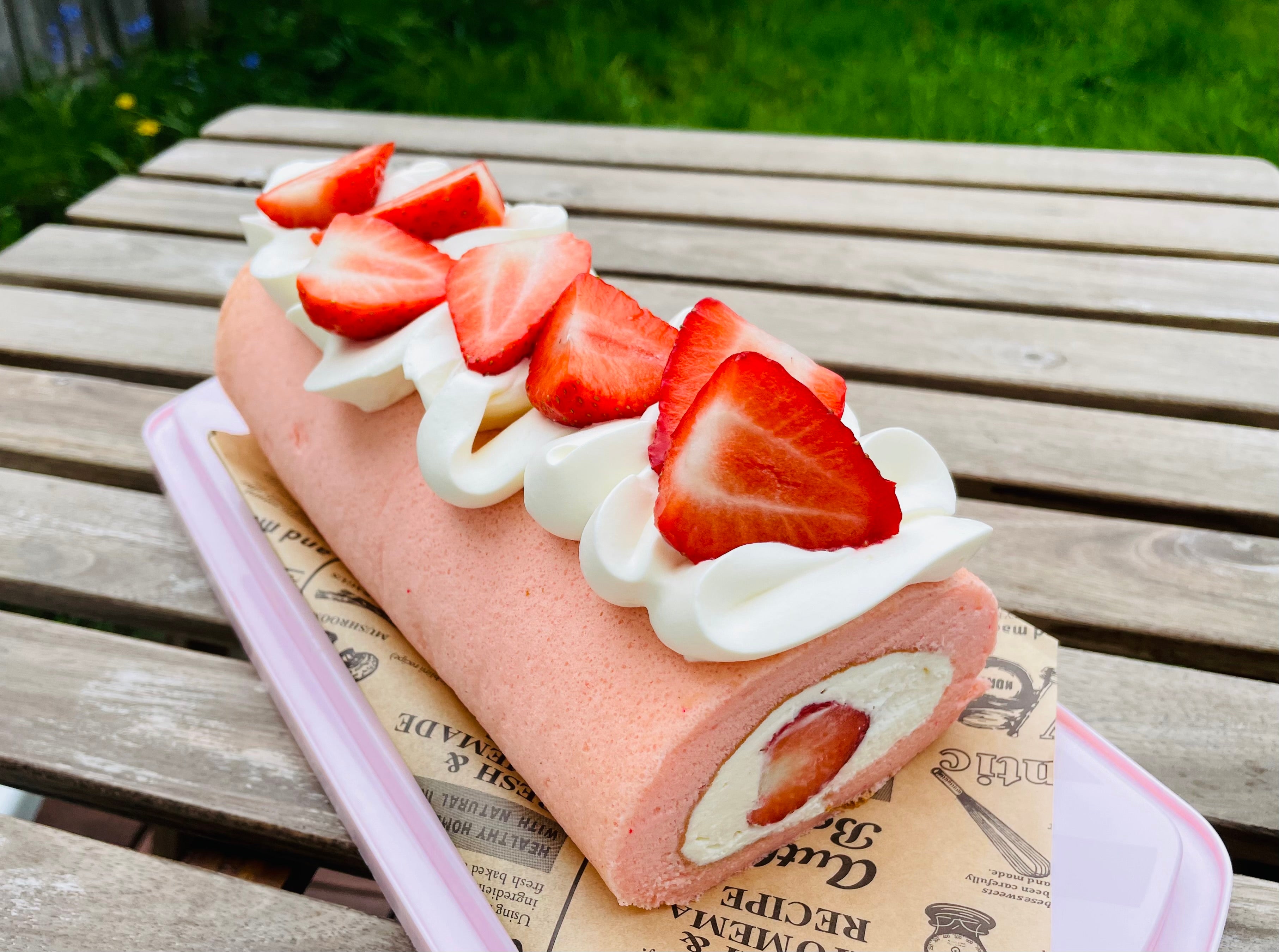 Premium Photo | Meringue roll pavlova cake with cream and fresh strawberries  on top on a gray background copy space